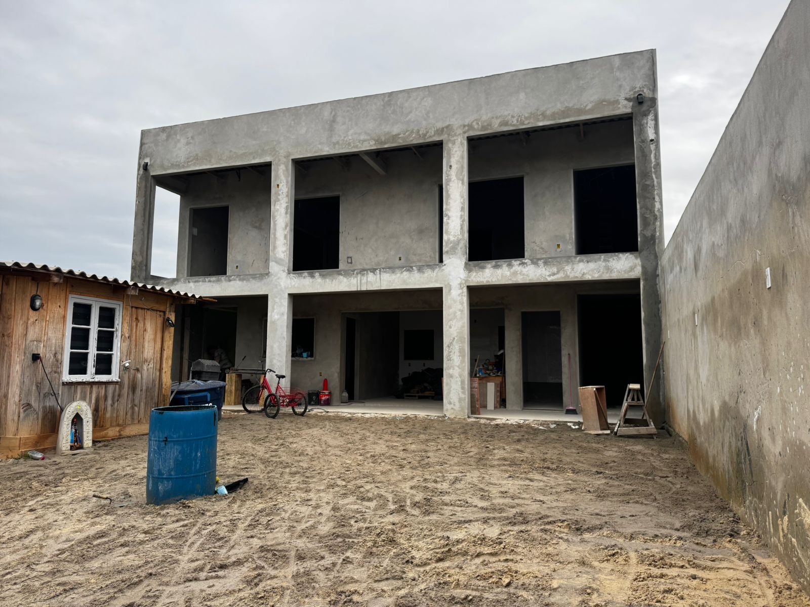 Sobrado residencial em estrutura de concreto, fase de obra cinza