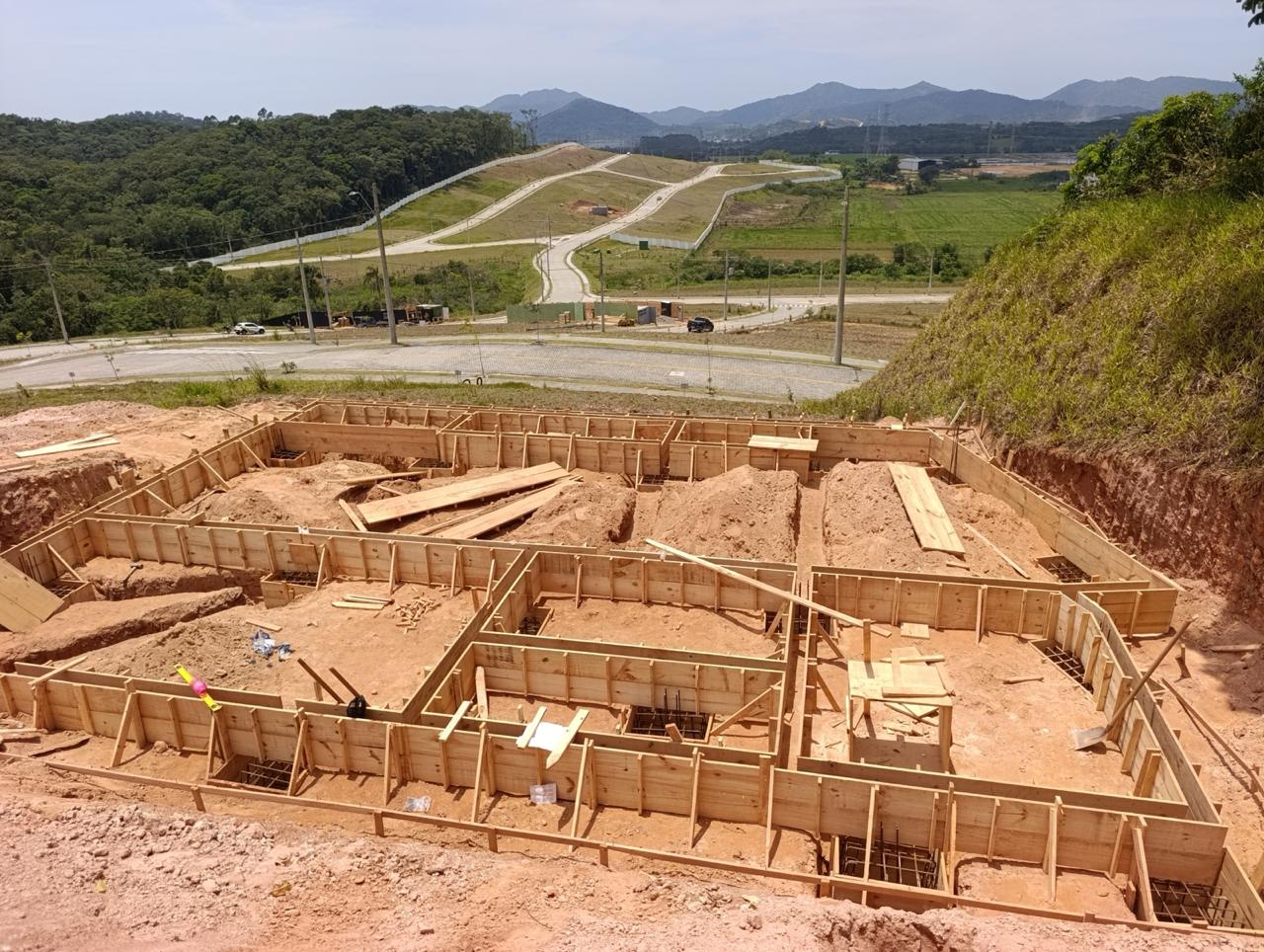Fundação e baldrame em formas de madeira, início de obra residencial em Araquari/SC