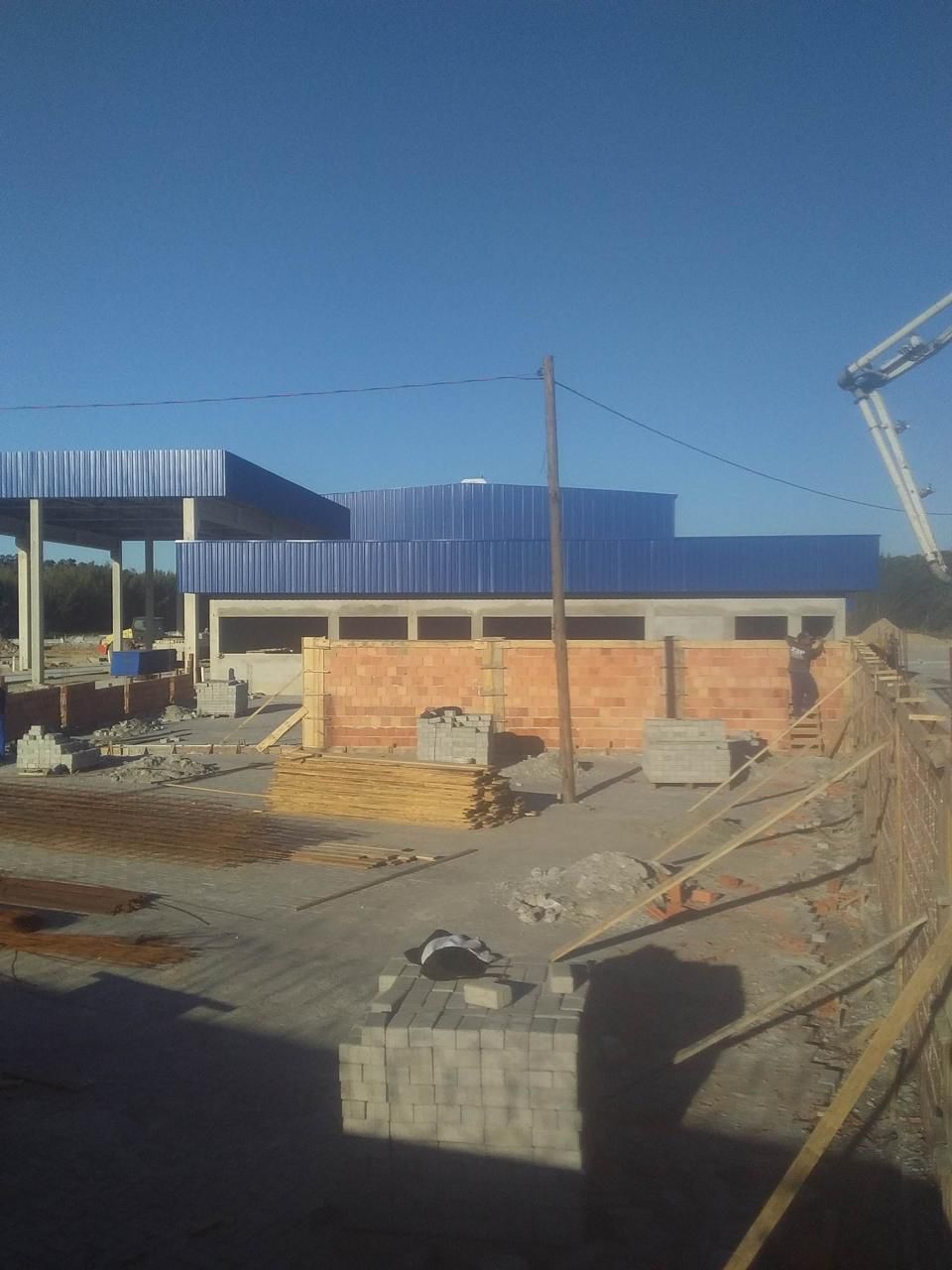 Obra comercial com estrutura metálica e alvenaria, concretagem com bomba