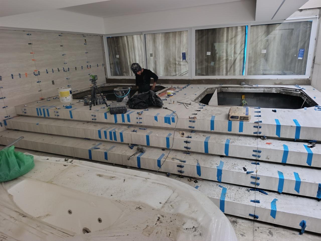 Acabamento técnico em porcelanato de grande formato em área de spa e piscina