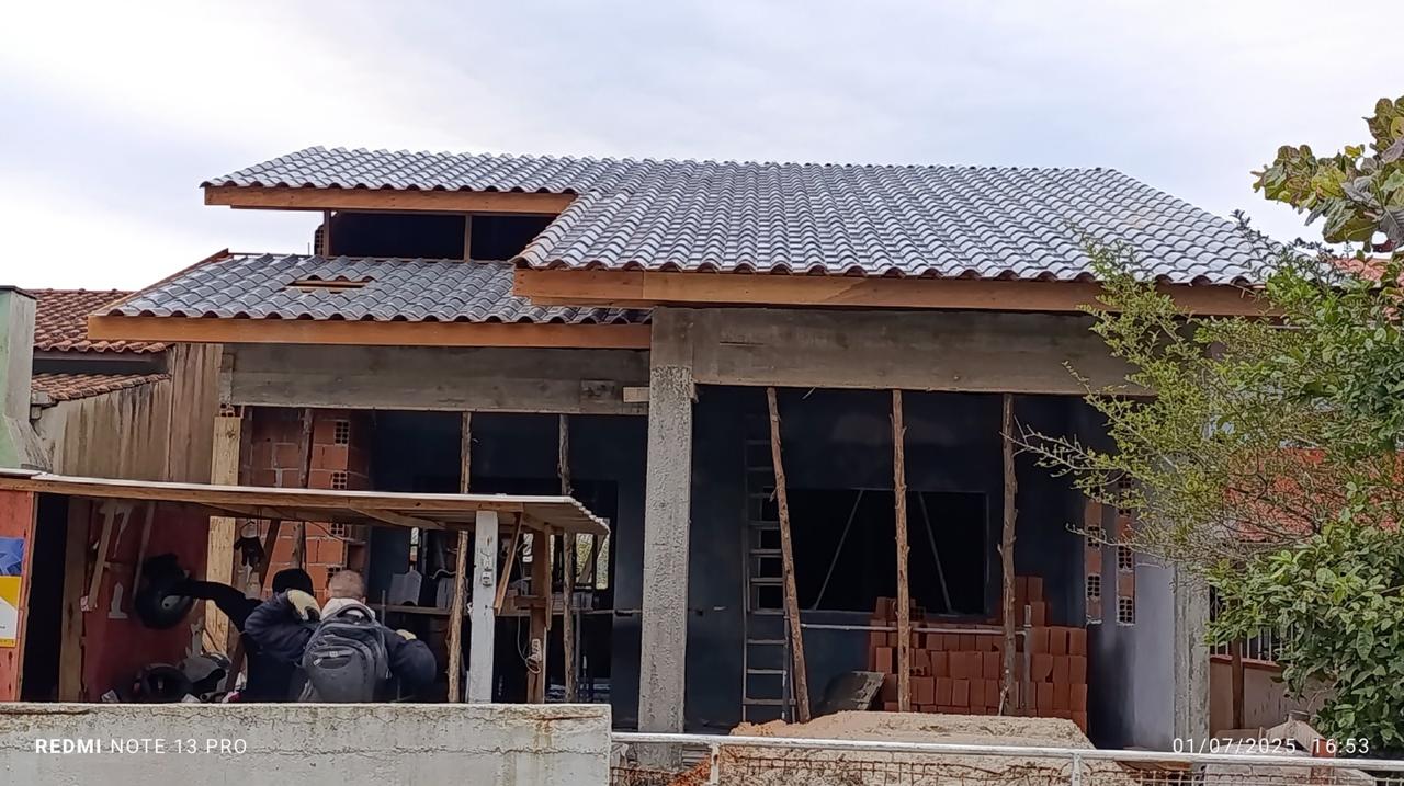 Residência com cobertura e telhamento cerâmico concluídos